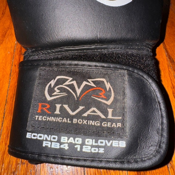 Rival branded gloves - Picture 2 of 4